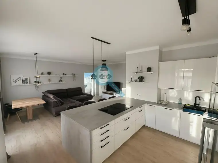 Renovierte 4-Zimmerwohnung mit ca. 233 m² Eigengarten und zwei Stellplätzen – Nähe Haid-Center