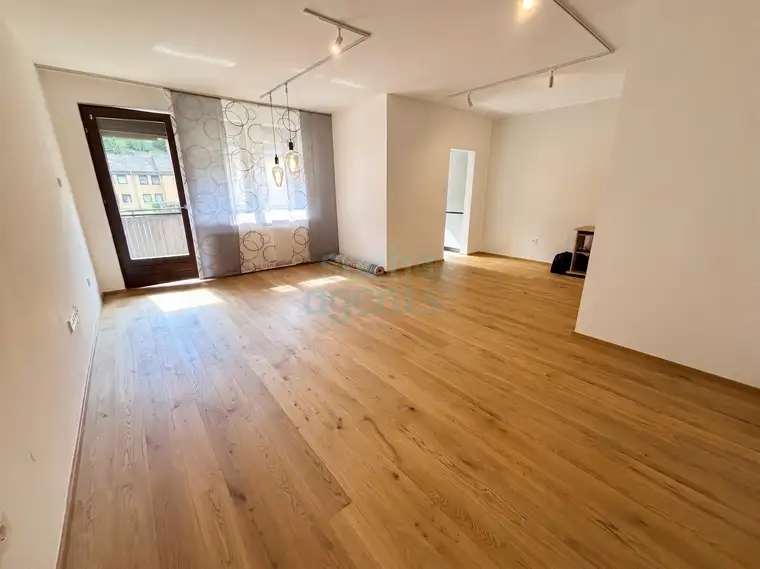 Sanierte 2-Zimmer-Wohnung mit Südbalkon, Tiefgarage und großem Keller