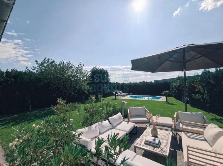 NEUER PREIS! Haus mit ca. 160 m² zum Wohnen, rund 960 m² Garten sowie Pool und Garagen