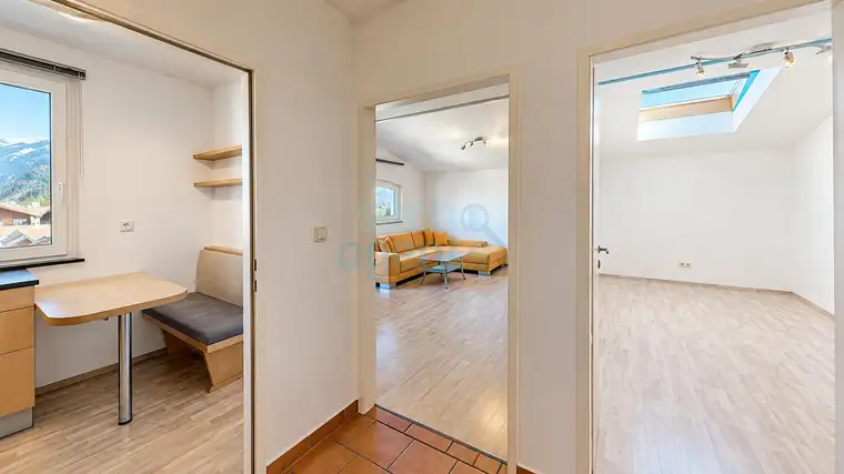 Axams: Helle 2-Zimmer-Dachgeschosswohnung mit Nordkettenblick und niedrigen Betriebskosten