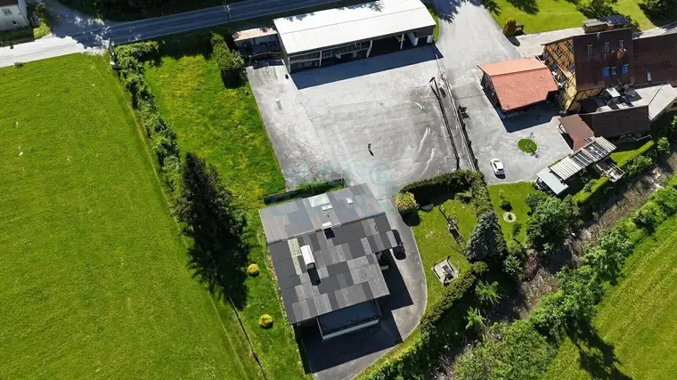 Gewerbehalle mit Wohnhaus und Büro