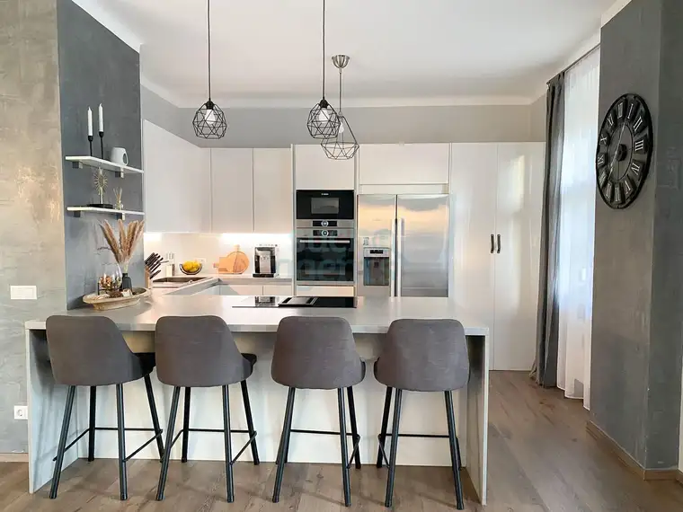 Renovierte Gartenwohnung mit 386 m² Eigengarten, Balkon und zwei Stellplätzen – Nähe Haid-Center