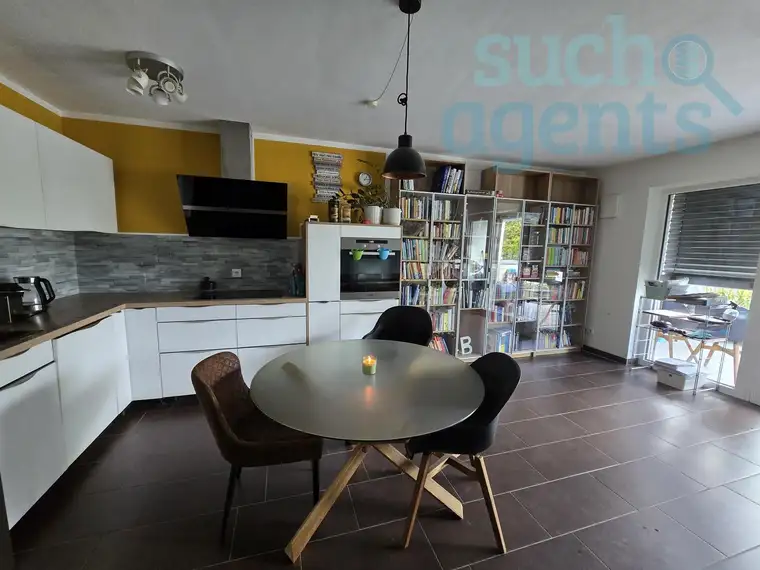 Neuer Preis! Lichtdurchflutete Maisonette mit Terrasse, Garten &amp; Kamin – nur 7 Min. zum See