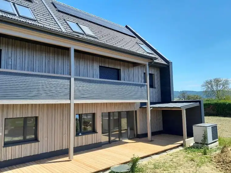 Nachhaltiges Eigenheim: Haus mit Photovoltaik, Luftwärmepumpe und ökologischer Holzriegelbauweise