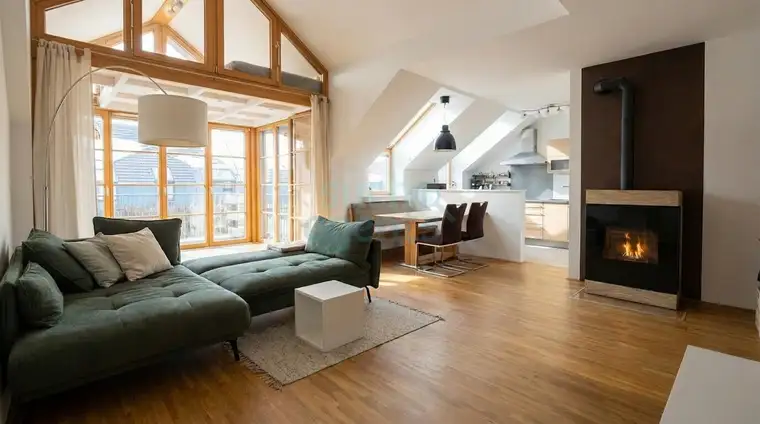 Sonnenverwöhntes Dachgeschoss mit Wintergarten und Tiefgarage