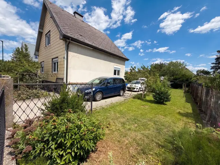 Saniertes Einfamilienhaus mit Doppelgarage, Keller und großem Garten