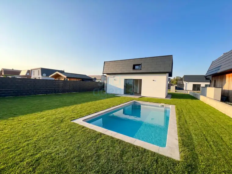 Kompaktes Traumhaus mit Pool, großzügigem Garten und zwei Stellplätzen