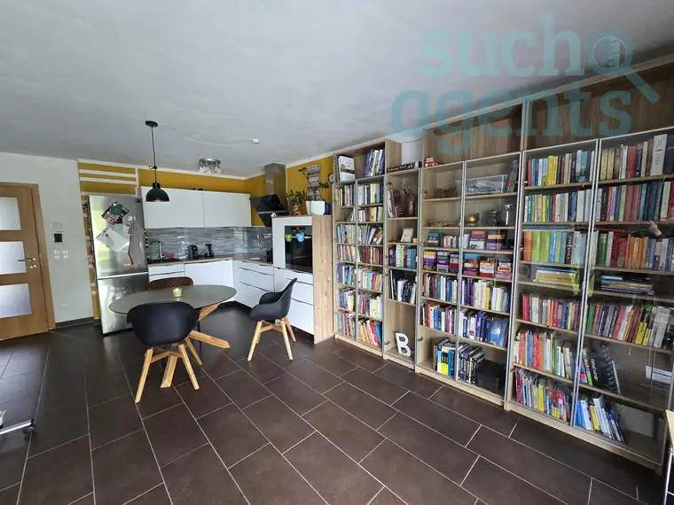 Lichtdurchflutete Maisonette mit Terrasse, Garten &amp; Kamin – 7 Min zum See