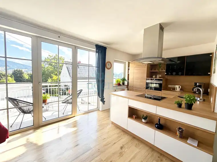 Lichtdurchflutete Maisonettewohnung mit großzügiger Wohnküche und besonderem Wohnflair