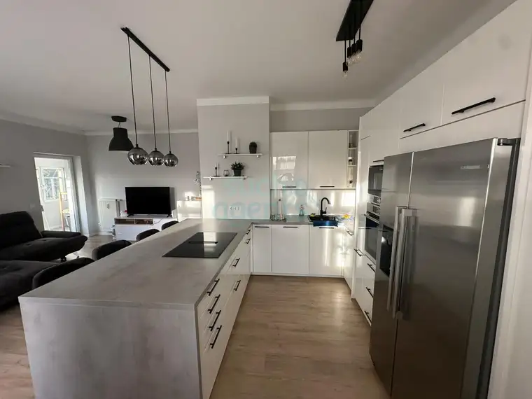 Renovierte 4-Zimmerwohnung mit 233 m² Eigengarten und zwei Stellplätzen – Nähe Haid-Center