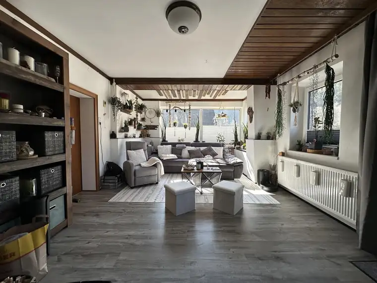 Renoviertes Einfamilienhaus mit Garage, Keller und vieles mehr...