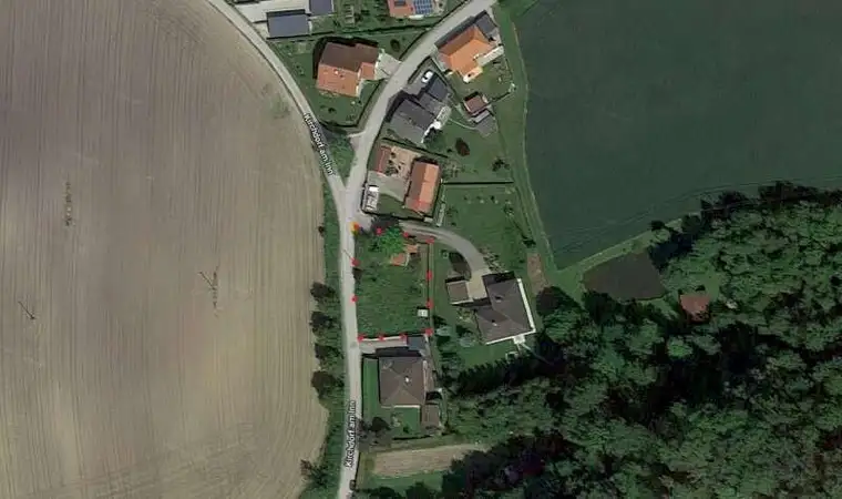 BAUGRUND IN RUHIGER LAGE MIT 2 GARTENHÜTTEN