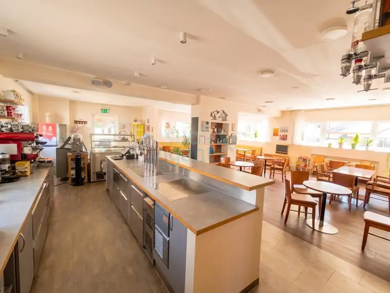 Etabliertes Café direkt an der Steyr mit großzügiger Wohnung &amp; Dachterrasse