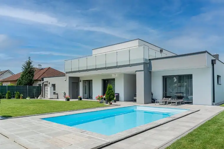 Luxuriöses Zweifamilienhaus mit Pool in ruhiger Lage!
