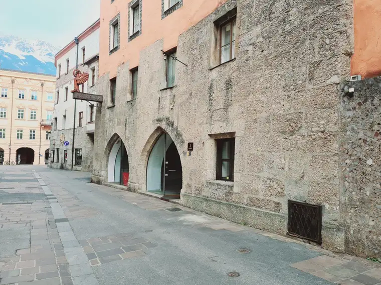 Zentrale Verkaufsfläche in der Innsbrucker Altstadt zu vermieten-keine Gastronomie-Vermietung bis 31.1.2024, monatliche Pauschalmiete EUR 2.900,-- zzgl. 20 % MWST