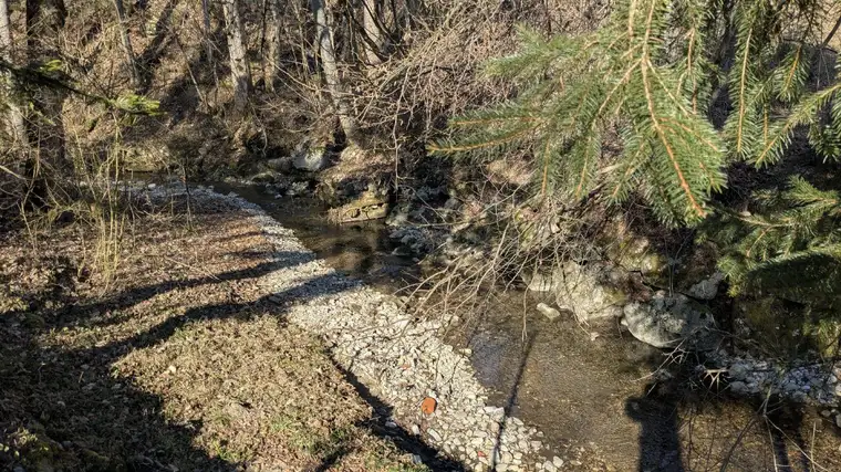 Idyllisches Grundstück am Bach