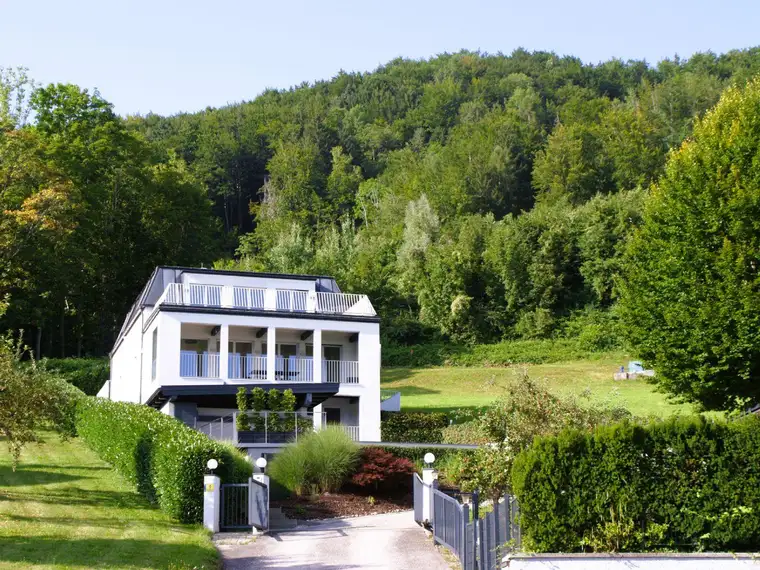 Traumvilla am Mondsee! Seeblick und privater Seezugang mit Boje inklusive
