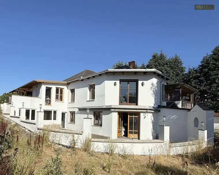 Großzügige Villa mit Einliegerwohnung zum Fertigstellen