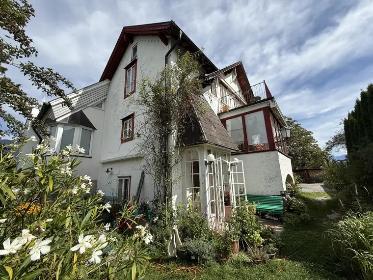 Renovierungsbedürftiger Wohntraum in stilvoller Villa