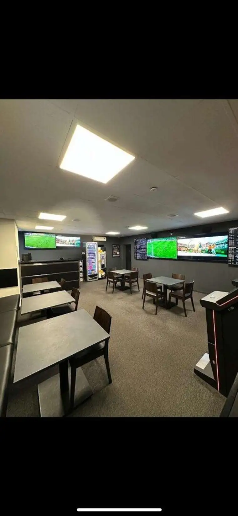 Charmantes Café in Wels: 100m², Garten &amp; top Ausstattung für 1.250€ Miete!