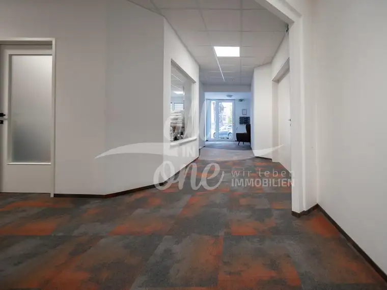 42 m²: Modernes Büro mit Parkplätzen für Ihr Business