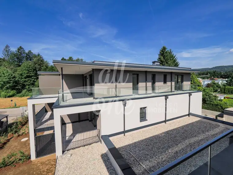 Ruhiges Neubau-Mini-Penthouse mit Blick ins Zentrum von Velden