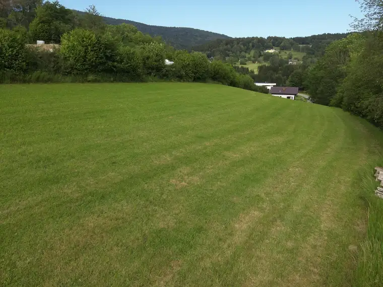 Weitläufiges, sonniges Baugrundstück in ruhiger Lage nahe der deutschen Grenze in Österreich