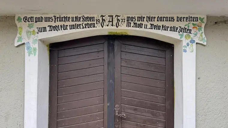 Renovierungsbedürftiger kleiner Dreikanthof mit Garten