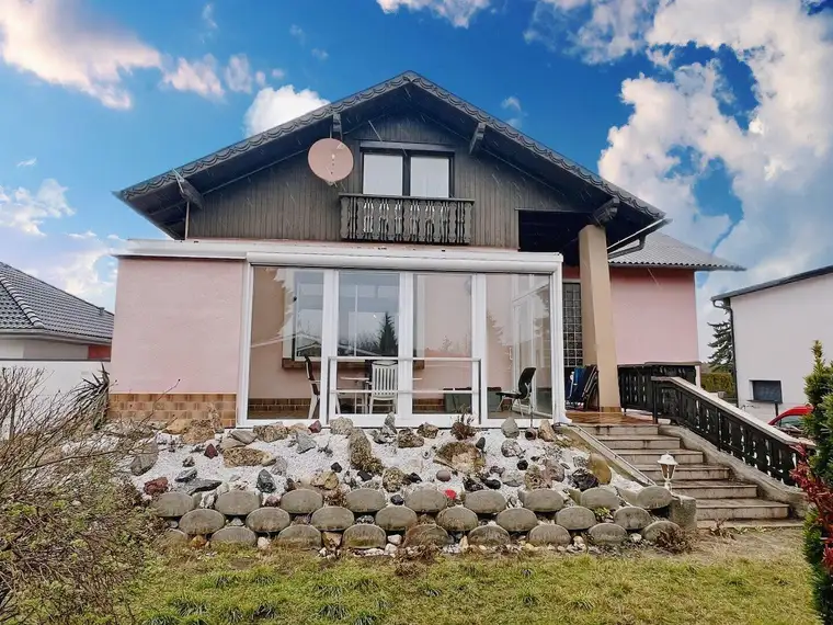 Charmantes Einfamilienhaus mit großzügiger Wohnfläche in absoluter Ruhelage !