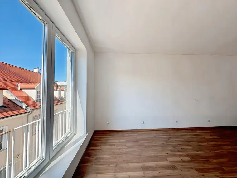 Zentral. Modern. Bezugsfertig - Traumhafte neu renovierte 3 Zimmer Wohnung mit Blick auf den Wiener Neustädter Dom!
