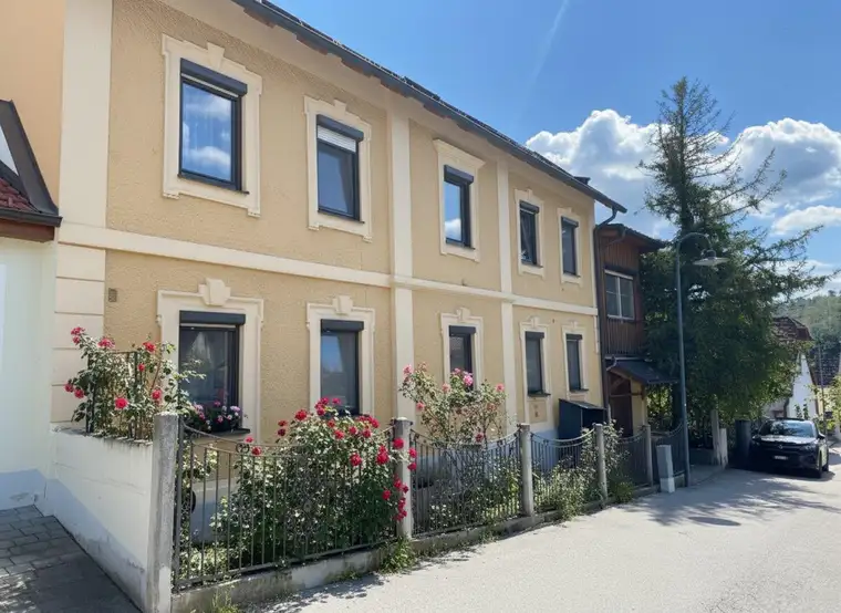 Einfamilienhaus mit Dachterrasse über 3 Ebenen – Großzügige Wohnfläche in Berndorf