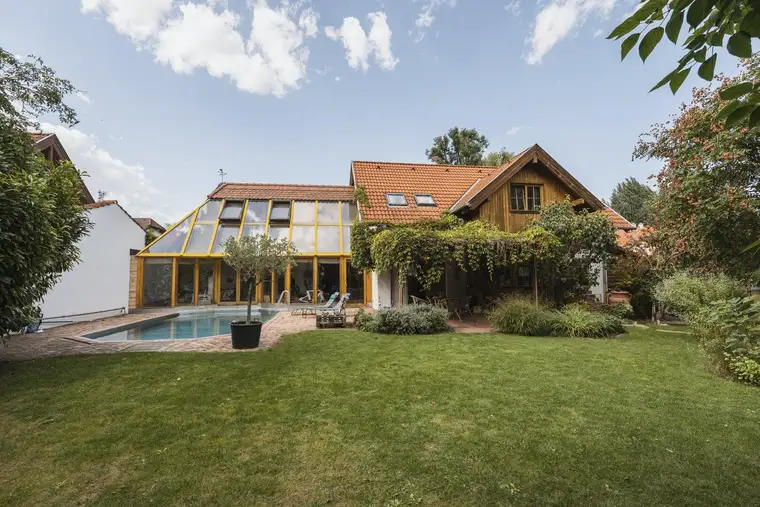 Exklusives Einfamilienhaus mit Edelstahlpool, Sauna &amp; großzügigem Wintergarten in Wiener Neustadt