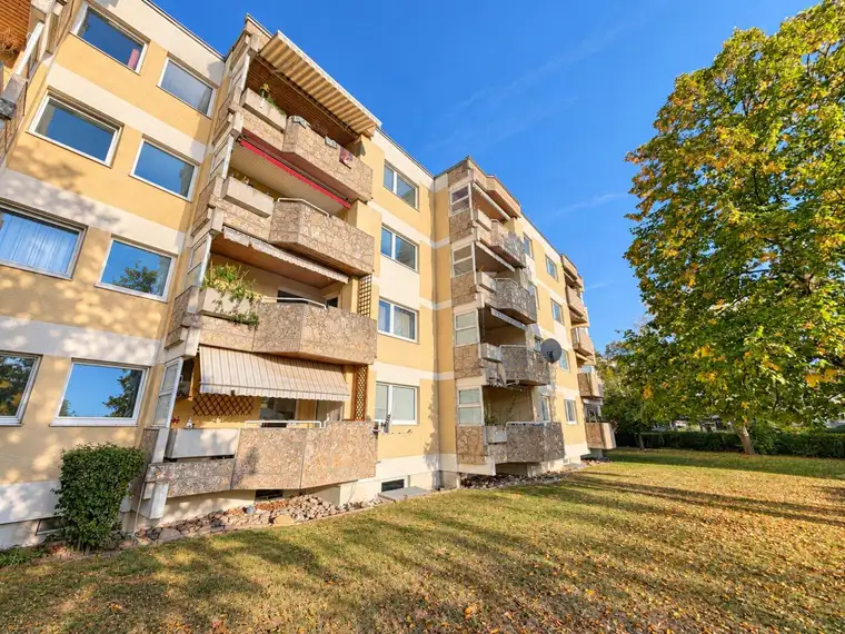 Renovierte 3-Zimmer-Wohnung mit Loggia &amp; Parkplatz in Ternitz