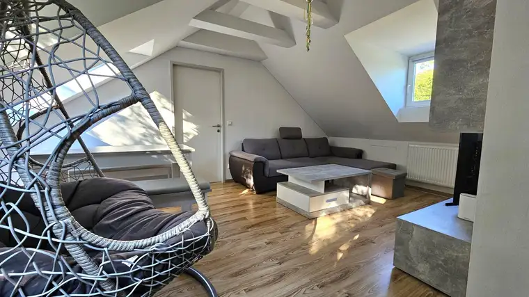 Dachgeschoßwohnung in Oberalm – 2 Zimmer mit Parkplatz