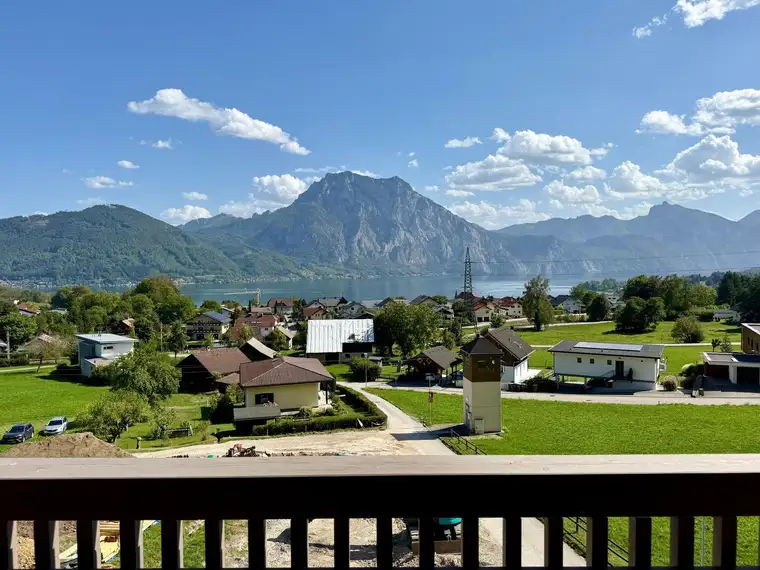 Dachgeschoß-Wohnung mit 4 Zimmern und 2 Balkonen, Traumblick über den See und zum Traunstein, offene Räume bis zum Dachstuhl! PROVISIONSFREI &amp; ERSTBEZUG!