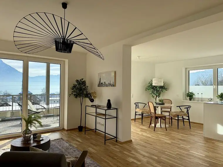 3-Zimmer-Wohnung mit Terrasse und grandiosem Blick über den See und zum Traunstein! UNMÖBLIERT, ERSTBEZUG &amp; PROVISIONSFREI!