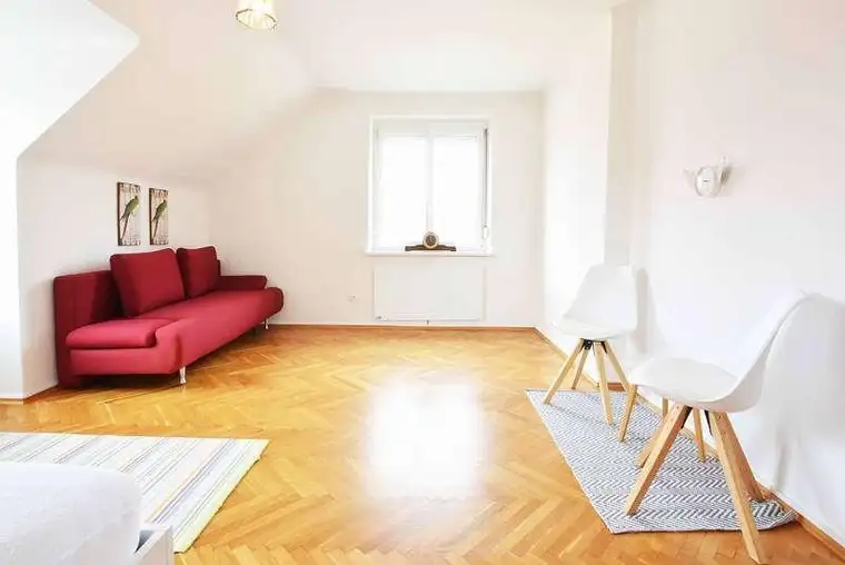 Sonnige, sehr helle Dachgeschoßwohnung, keine Maklergebühr