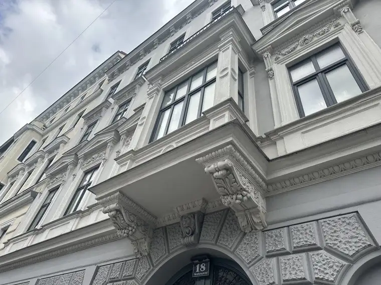 Altbauwohnung mit Charme und Potential- Sanierungsbedürfig, gestallten Sie Ihre Wohnung im 7.Bezirk..