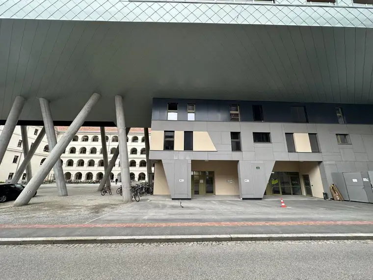 Ab 01.12.2025 verfügbar - Komfortabel parken – Ihr Stellplatz steht bereit!
