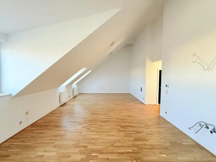 Traumhafte 3-Zimmer Dachgeschoss Wohnung mit knapp 100m2 und charmanter Dachterrasse