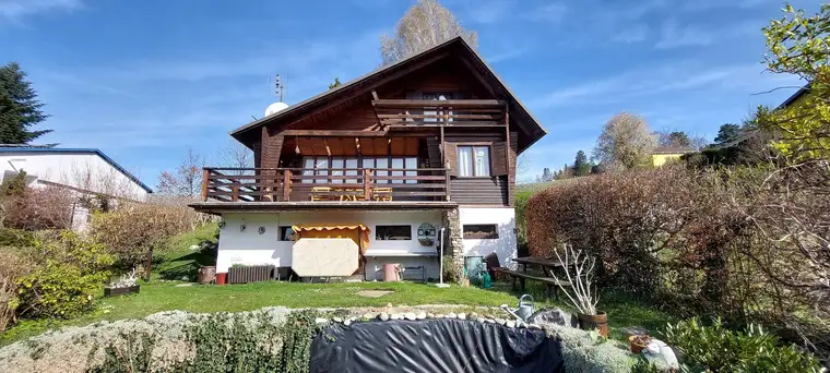 Einzigartiges Vollholzhaus mit herrlichem Garten und Ausblick
