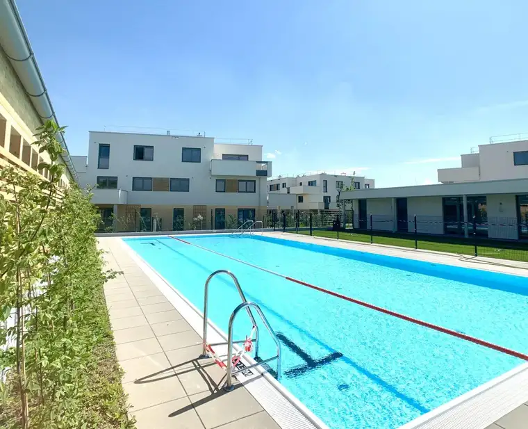 Moderne Dachterrassenwohnung im Wohnpark Giardino mit Pool! Erstbezug!