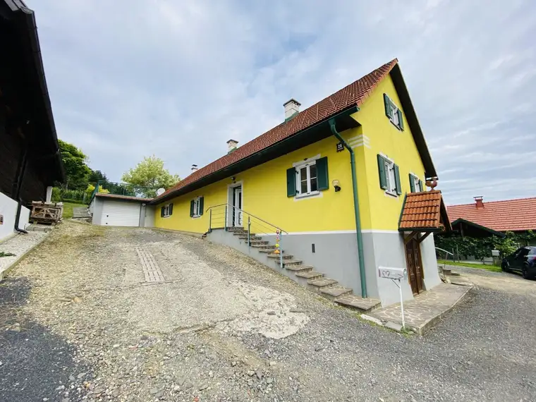 Patzen: Rückzugsort im Grünen – charmantes Weinstöckl mit Kellerbar und Garage - umgeben von Weinstöcken