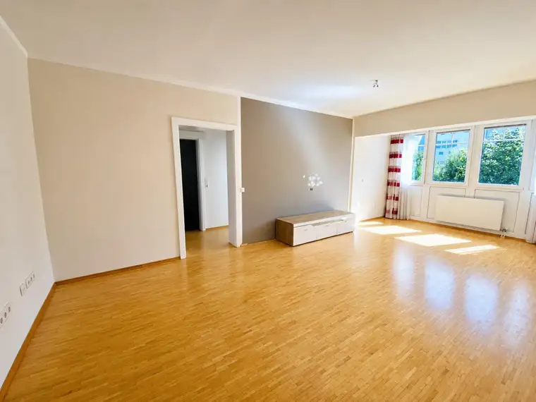 Fohnsdorf: Großzügiges Wohnen mit besonderem Raumgefühl – ca. 94 m², 4-Zimmer-Wohnung im Erdgeschoss mit Tiefgaragenplatz
