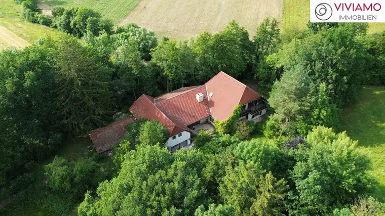 Weitläufiges Anwesen im Wienerwald auf 17.900 m² Grundstücksfläche mit Privatsee und Hallenbad!