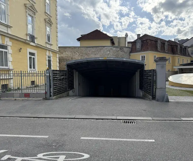 Sichern Sie sich Ihren Tiefgaragenstellplatz in Wels – nur 120 € Miete!