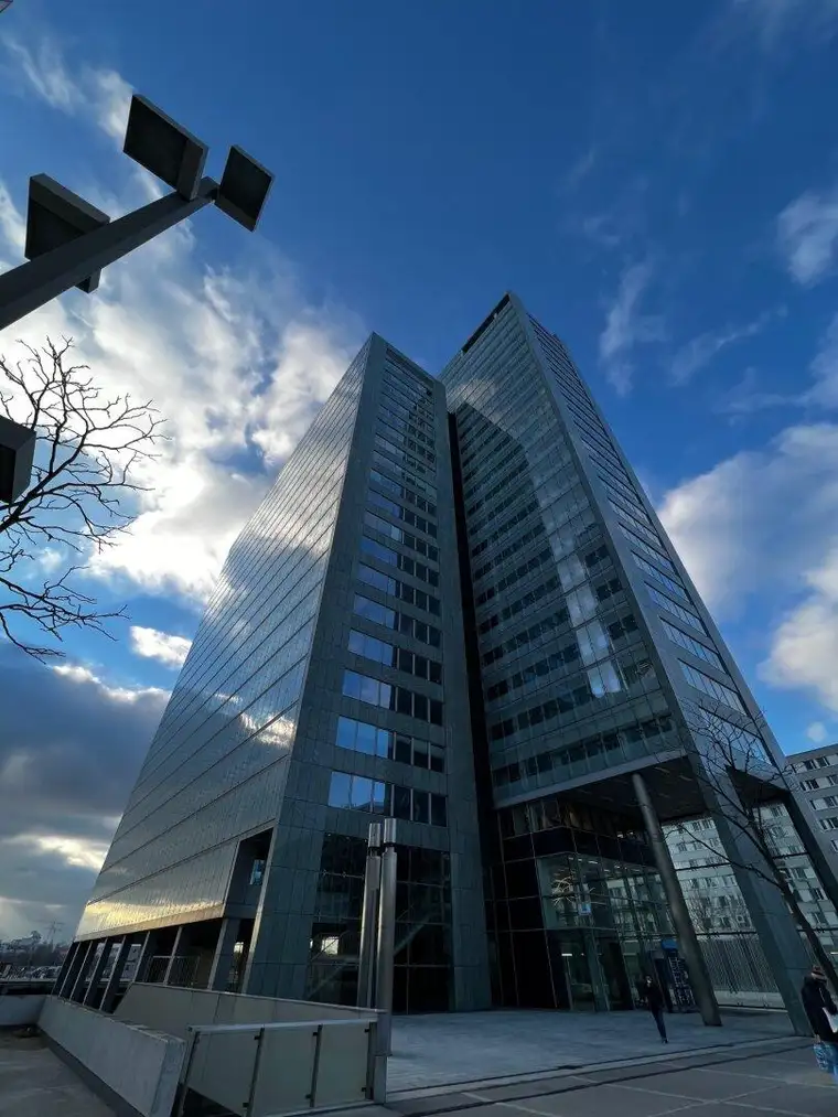 Teilbürofläche mit Weitblick im Ares Tower 16.OG