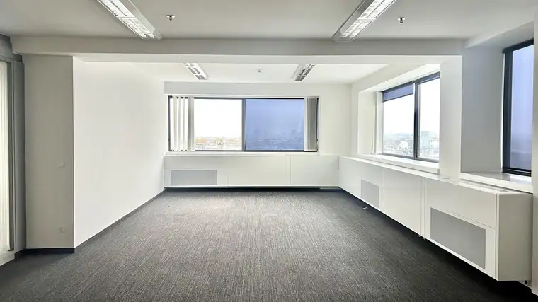 MILLENNIUM TOWER: Bürofläche im 9. Stock