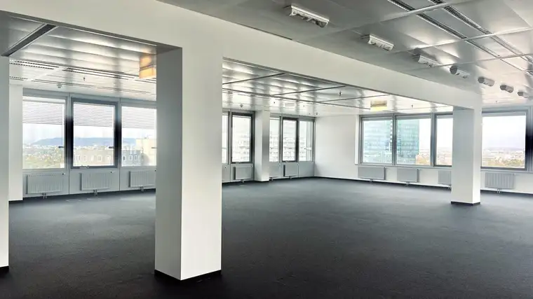 ARES TOWER: Bürofläche im 12. OG mit Weitblick