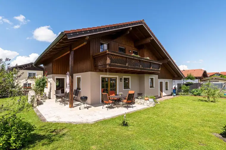Hochwertiges Genböck-Einfamilienhaus mit Garten, Keller und Garage.